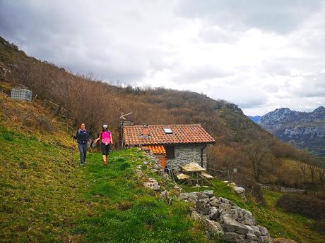 La Peña Serandi por las Foces de Las Xanas y los Picarós