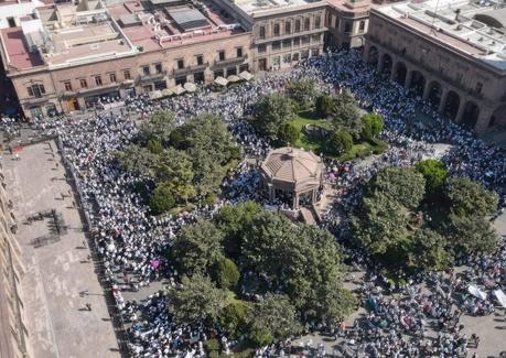 Maestros del SNTE marchan y piden renuncia del titular de la SEGE