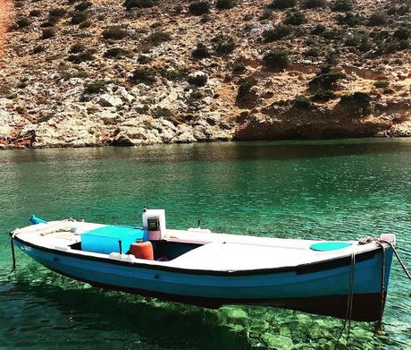 Barco en la playa de Tourkopighado, Iraklia