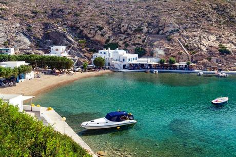 Playa de Herronissos en la isla de Sifnos, Grecia