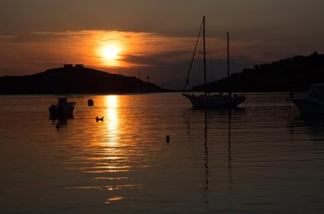 puesta de sol de la isla de kea de la bahía de vorkari