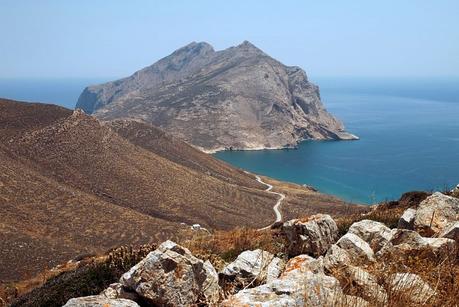 monte kalamos y cueva drakontospilo en anafi