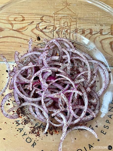 Piyaz, la ensalada turca de alubias blancas que harás en 10 minutos