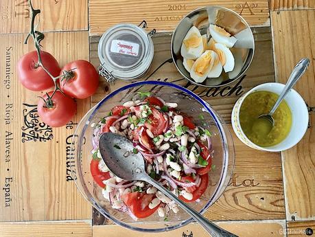 Piyaz, la ensalada turca de alubias blancas que harás en 10 minutos