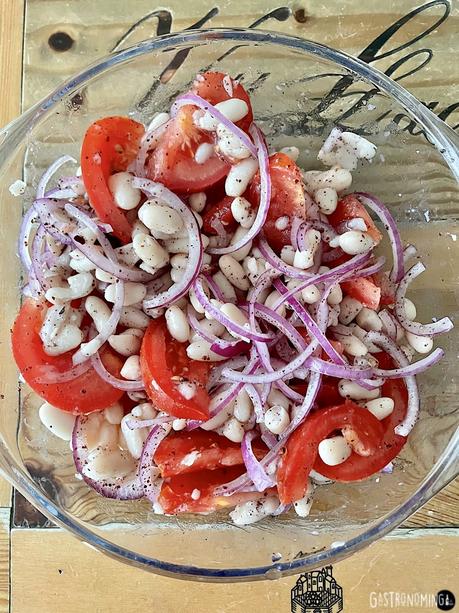 Piyaz, la ensalada turca de alubias blancas que harás en 10 minutos