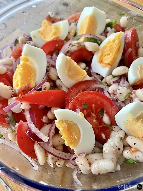 Piyaz, la ensalada turca de alubias blancas que harás en 10 minutos