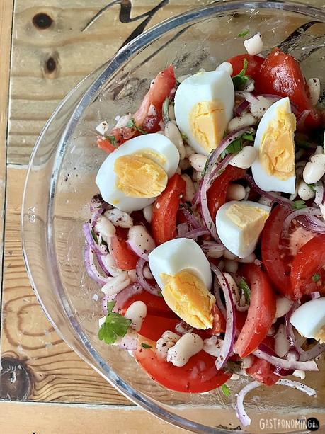 Piyaz, la ensalada turca de alubias blancas que harás en 10 minutos