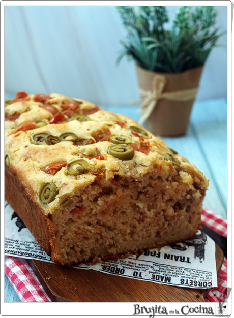 Pastel salado de atun, aceitunas y tomate