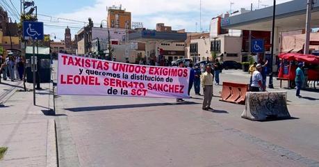 Con bloqueos taxistas piden destitución de Leonel Serrato y exigen casería de Ubers