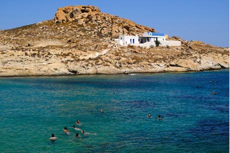 Playa e iglesia de Agios Sostis, Serifos, Grecia