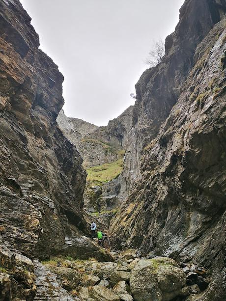 Foz de los Calderones y picos la Portilla y Machaos