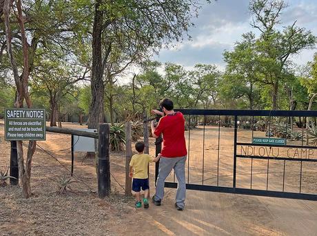 Padre e hijo abriendo la puerta del campamento de Hlane