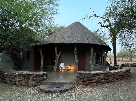 cabaña en Ndlovu Camp, Hlane, alumbrada con faroles de aceite