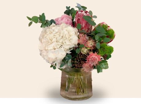 La magia de las flores en la floristería VerdePimienta. Descubre la floristería VerdePimienta y su amplia variedad de ramos y arreglos florales únicos. La magia de las flores en la floristería VerdePimienta. Descubre la floristería VerdePimienta y su amplia variedad de ramos y arreglos florales únicos.