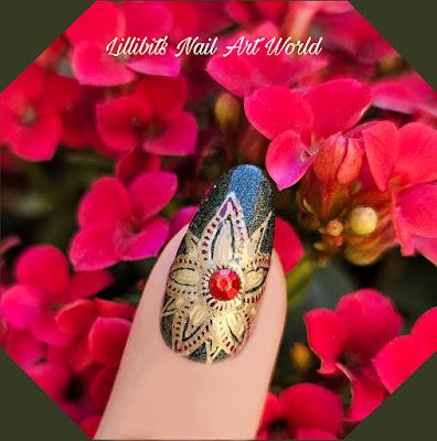 Manicura verde holográfica con flores doradas