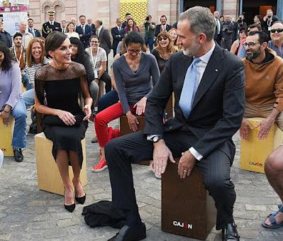 Reyes Felipe VI y Letizia participaron en una cajoneada.