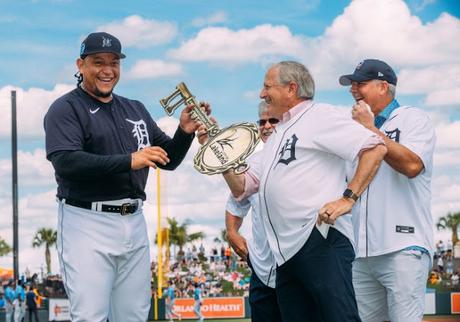 #Beisbol: |  Miguel Cabrera (@MiguelCabrera) recibió el primer homenaje en su año de retiro  | #MLB