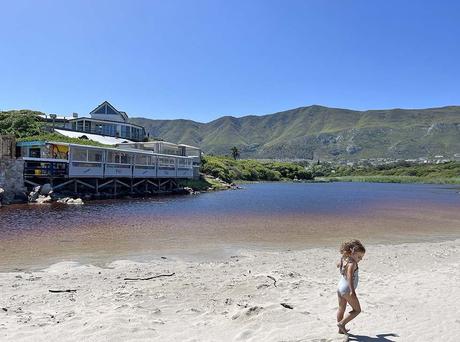 Una niña juega frente al Restaurante milk on the beach en Hermanus