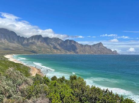 Vistas a la playa de Kogel Bay desde Clarence Drive entre Ciudad del Cabo y Hermanus. 