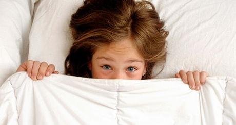 niña con enuresis nocturna infantil
