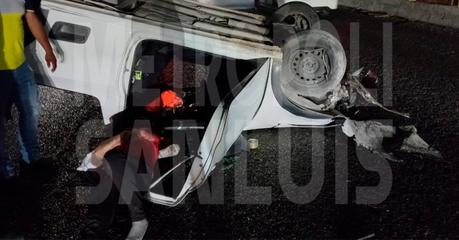 Vehículo vuelca en la cima de puente de Carretera Rioverde a la altura del Tecnológico Vehículo vuelca en la cima de puente de Carretera Rioverde a la altura del Tecnológico