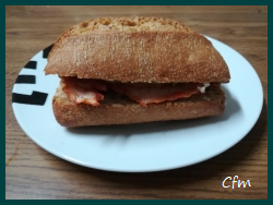 Bocadillo de lomo con bacon