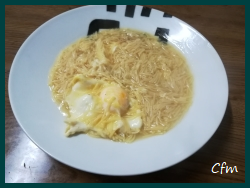 Sopa de pollo con fideos y huevo