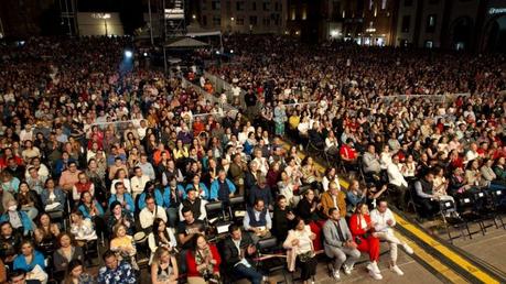 Mijares realizó concierto inaugural ante más de 15 mil personas a las que hizo gozar