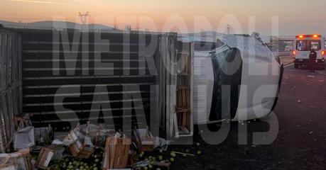 Una persona lesionada en volcadura de camioneta en la Carretera 57 a la altura de Santa María del Río