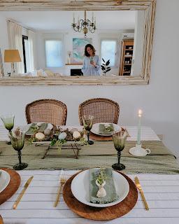 Mesa de Pascua en tonos verdes, con huevos teñidos con tintes naturales