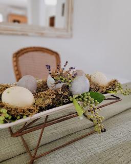 Mesa de Pascua en tonos verdes, con huevos teñidos con tintes naturales
