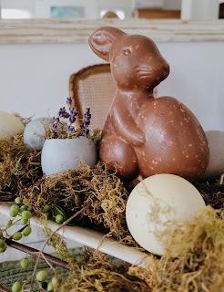 Mesa de Pascua en tonos verdes, con huevos teñidos con tintes naturales
