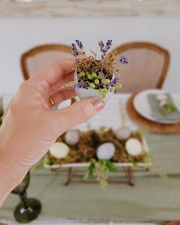 Mesa de Pascua en tonos verdes, con huevos teñidos con tintes naturales