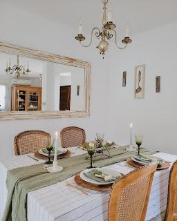 Mesa de Pascua en tonos verdes, con huevos teñidos con tintes naturales