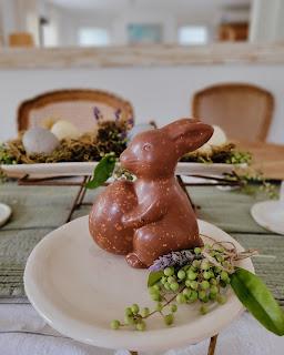 Mesa de Pascua en tonos verdes, con huevos teñidos con tintes naturales