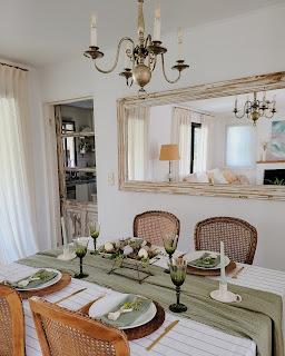 Mesa de Pascua en tonos verdes, con huevos teñidos con tintes naturales