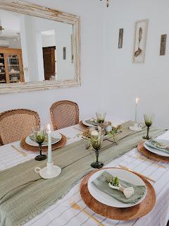 Mesa de Pascua en tonos verdes, con huevos teñidos con tintes naturales