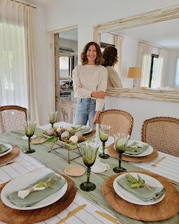 Mesa de Pascua en tonos verdes, con huevos teñidos con tintes naturales