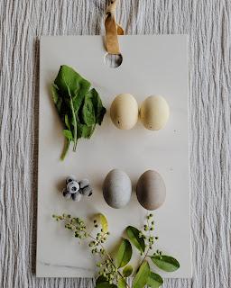 Mesa de Pascua en tonos verdes, con huevos teñidos con tintes naturales