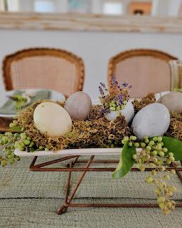 Mesa de Pascua en tonos verdes, con huevos teñidos con tintes naturales