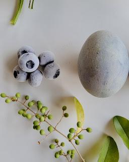 Mesa de Pascua en tonos verdes, con huevos teñidos con tintes naturales