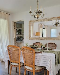 Mesa de Pascua en tonos verdes, con huevos teñidos con tintes naturales