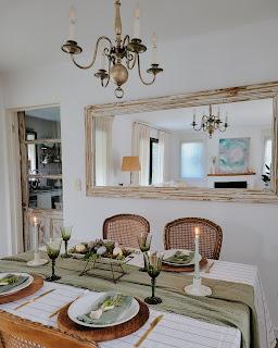 Mesa de Pascua en tonos verdes, con huevos teñidos con tintes naturales