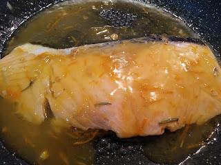 SALMÓN EN SALSA DE NARANJA Y ROMERO