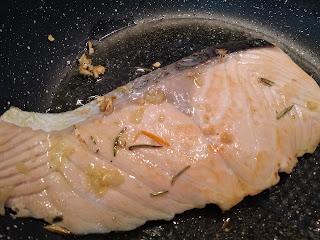 SALMÓN EN SALSA DE NARANJA Y ROMERO