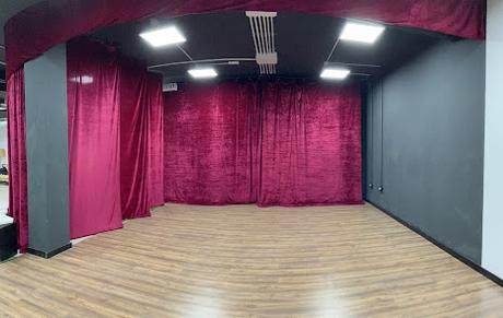 Sala Brut, muy cerca de ti, por Manu Medina