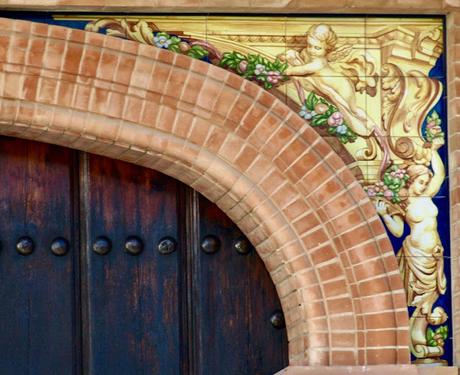 Los azulejos del edificio de la calle Cristo de la Sed, 29.