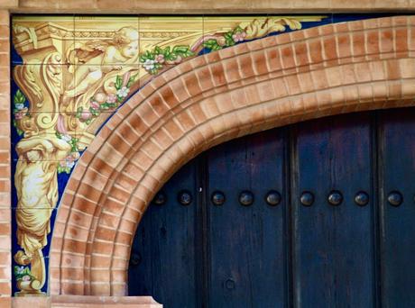 Los azulejos del edificio de la calle Cristo de la Sed, 29.
