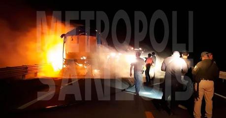 Autobús de pasajero se consume en llamas en la carretera Valles-Tamuín