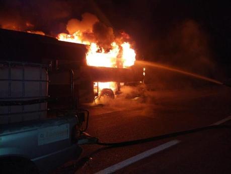 Autobús de pasajero se consume en llamas en la carretera Valles-Tamuín